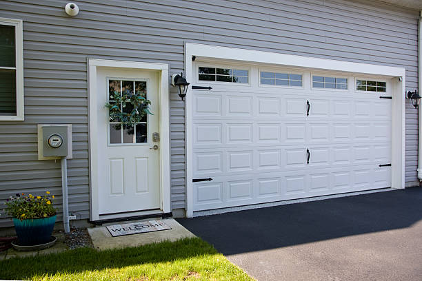 24/7 Emergency Garage Door Panel Replacement experts in Baldwin City, KS